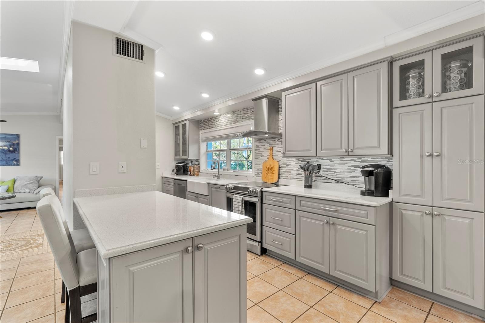 Listing photo id 7 for 510 Broxburn Avenue
