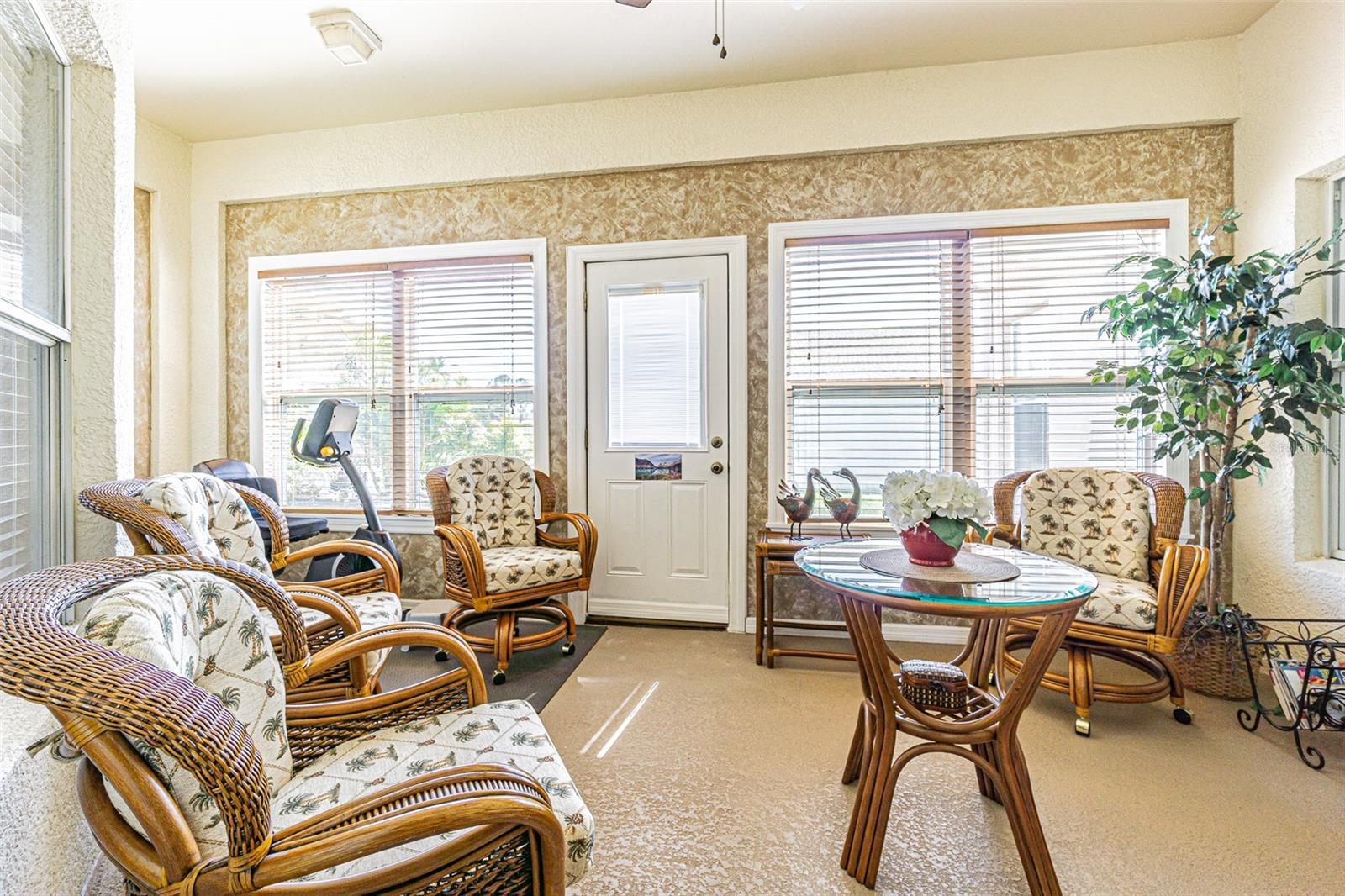 Listing photo id 5 for 2514 Sandy Hill Court
