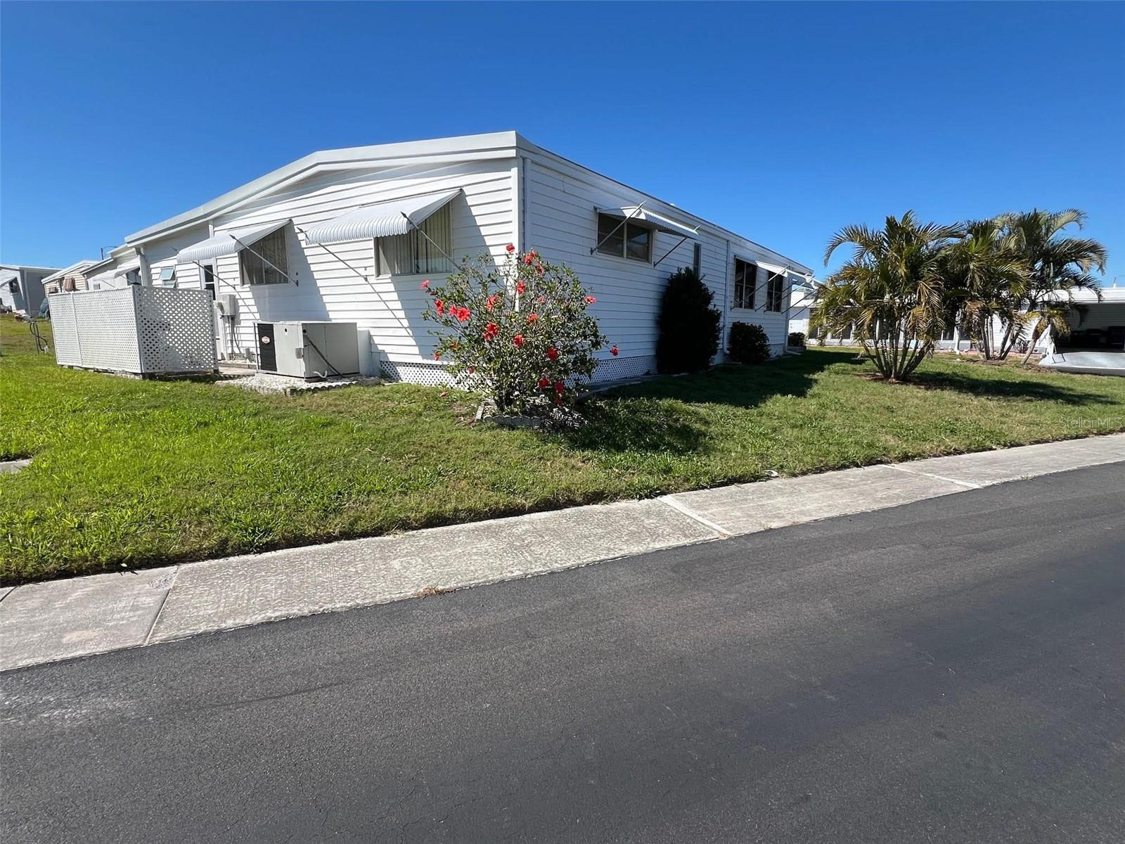 Image 4 of 37 For 616 Queen Palm Street