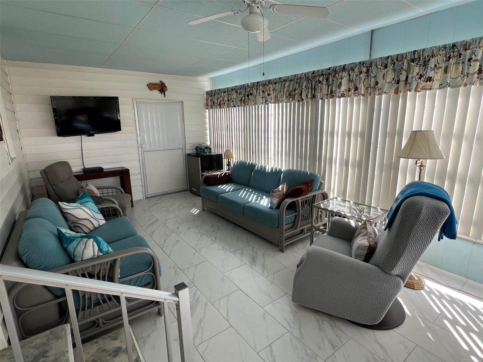 Image 8 of 37 For 616 Queen Palm Street