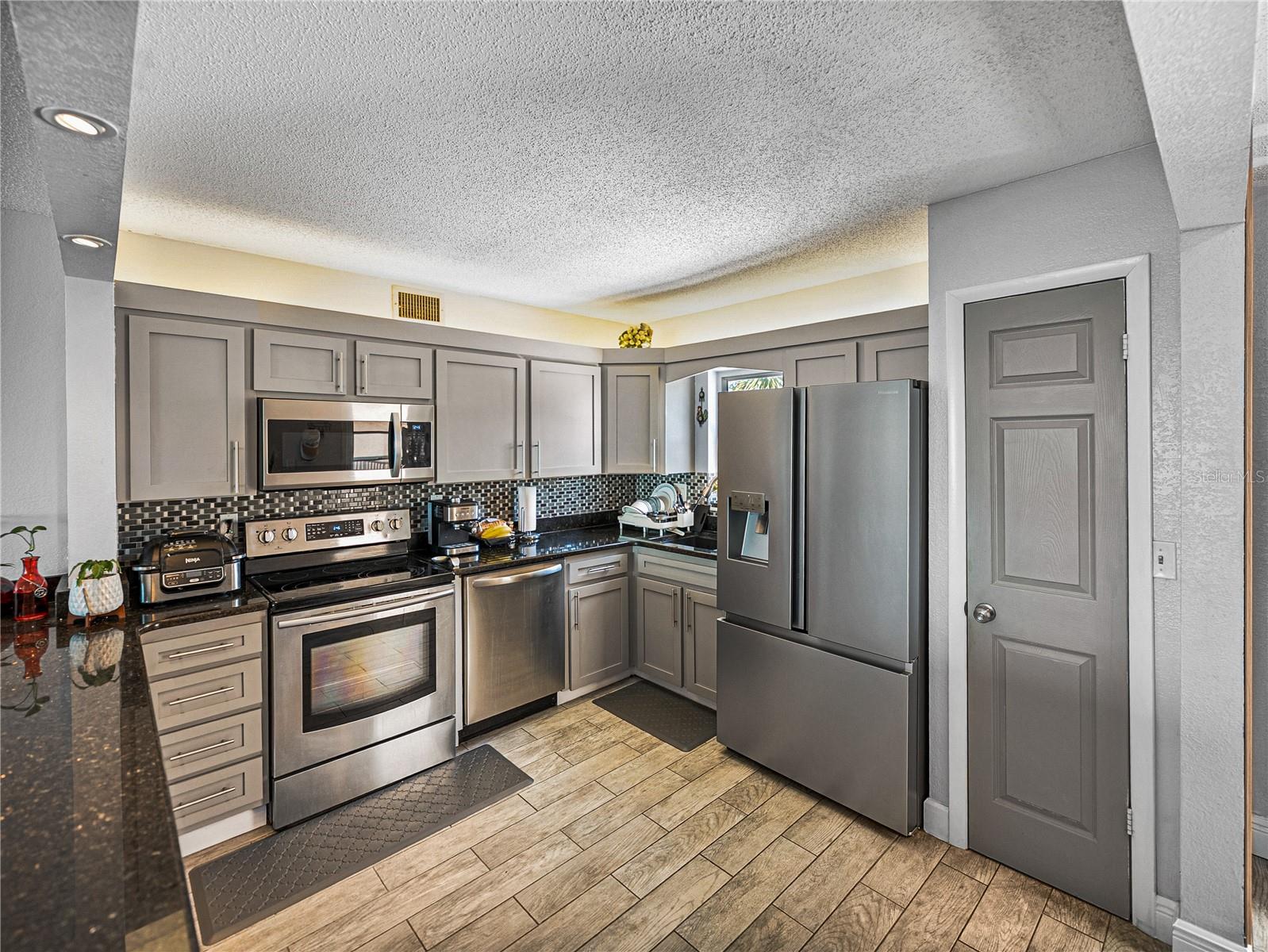 Image 17 of 40 For 7910 Sun Island Drive S 301