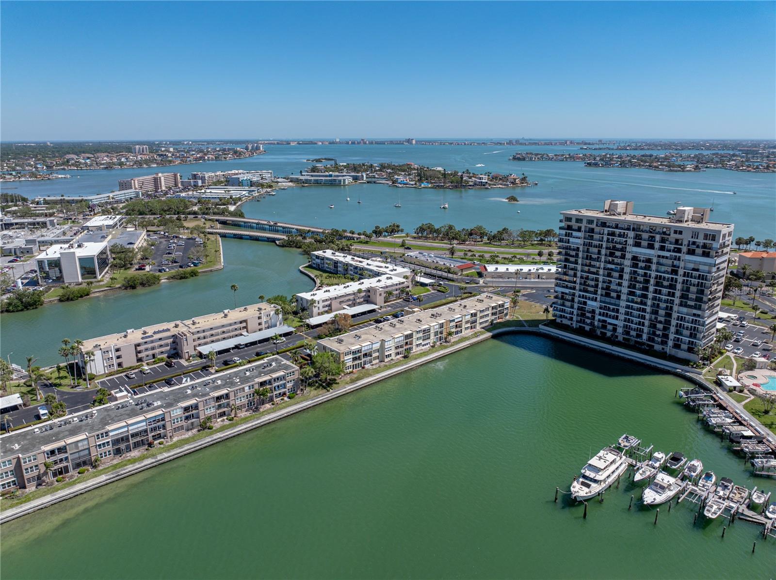 Image 33 of 40 For 7910 Sun Island Drive S 301