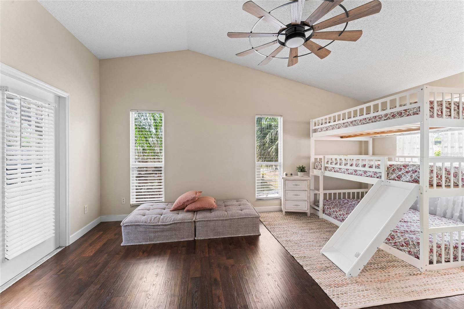 Image 17 of 51 For 1037 Jamaica Way