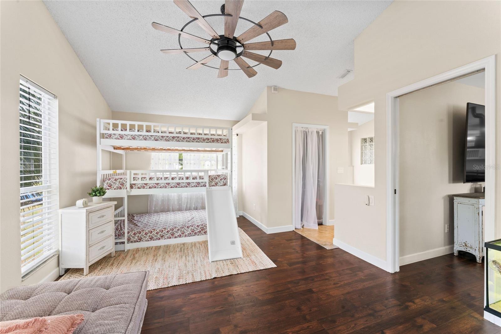 Image 18 of 51 For 1037 Jamaica Way