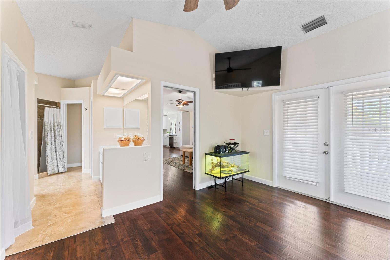 Image 19 of 51 For 1037 Jamaica Way