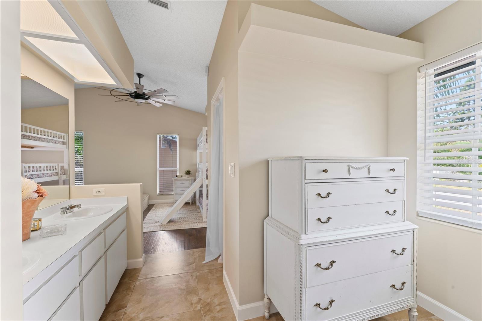 Image 22 of 51 For 1037 Jamaica Way