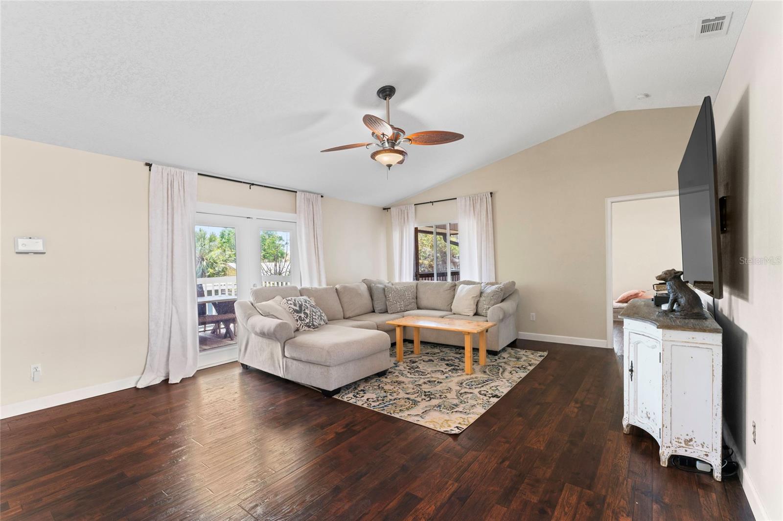 Image 33 of 51 For 1037 Jamaica Way