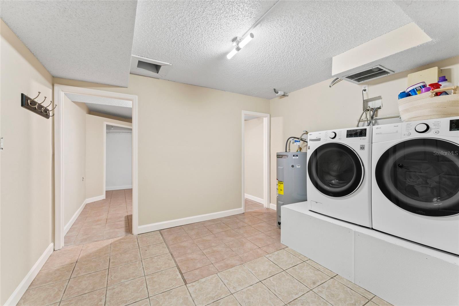 Image 43 of 51 For 1037 Jamaica Way