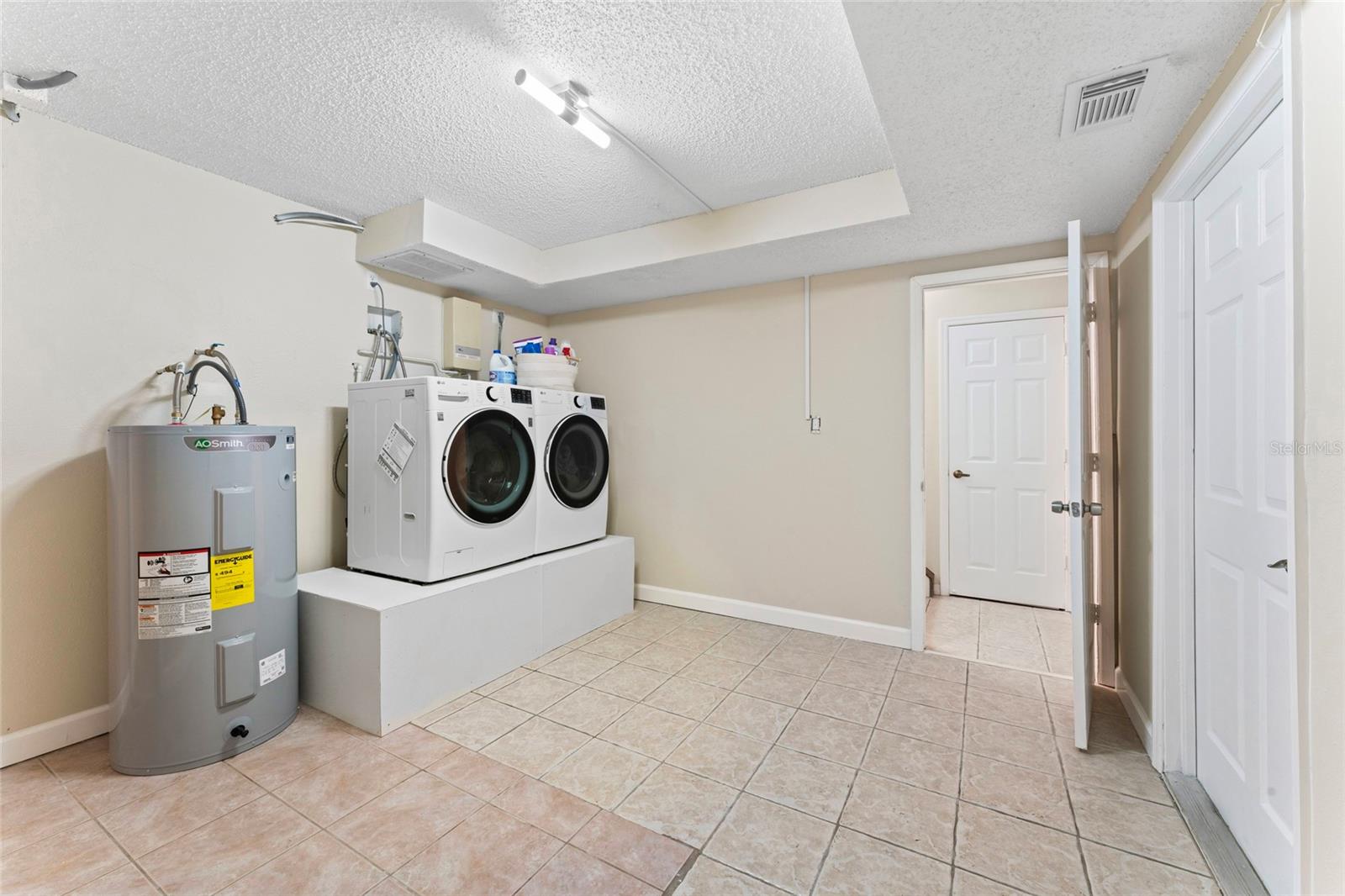 Image 44 of 51 For 1037 Jamaica Way