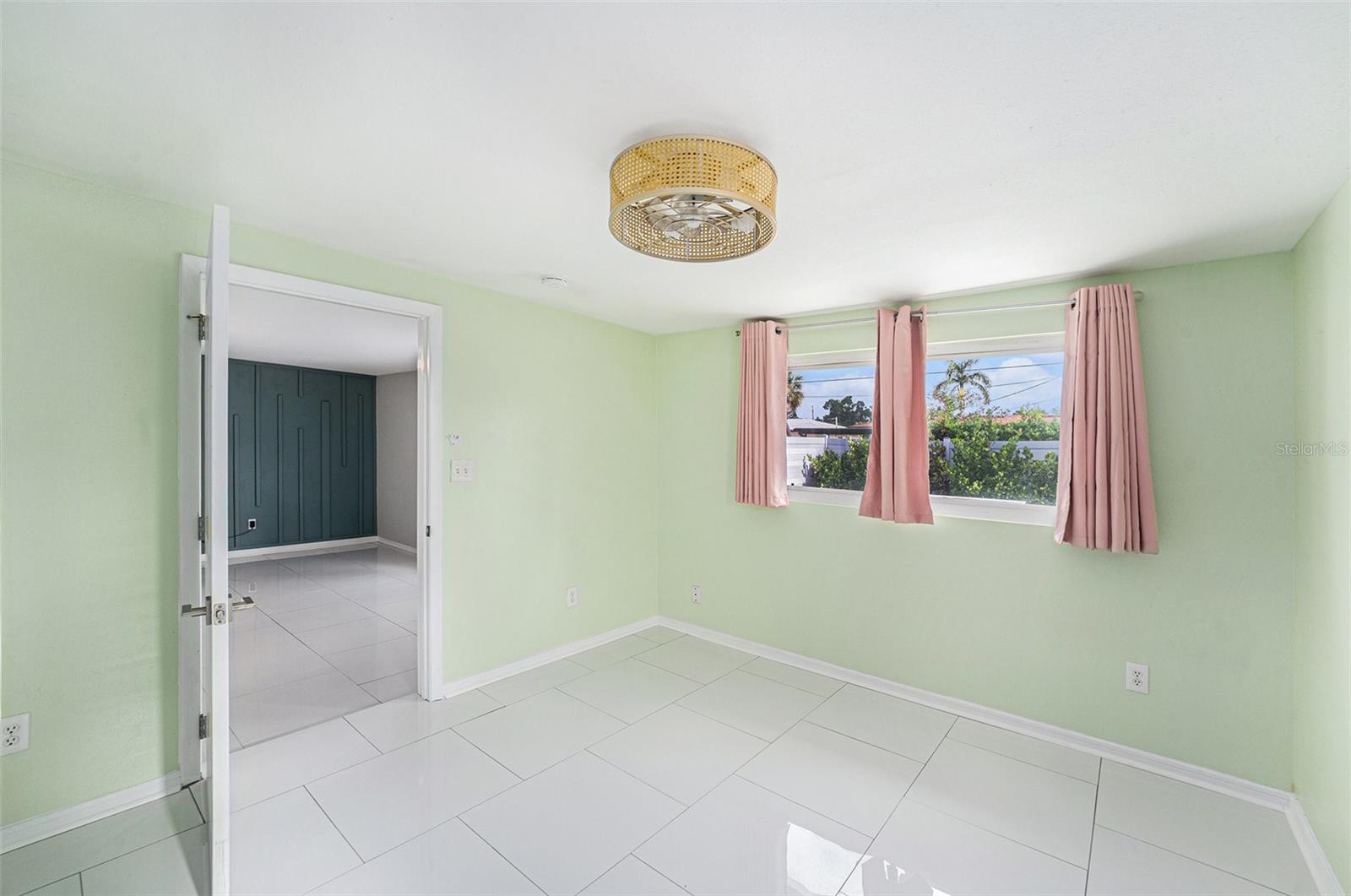 Image 17 of 26 For 6727 Burlington Avenue N