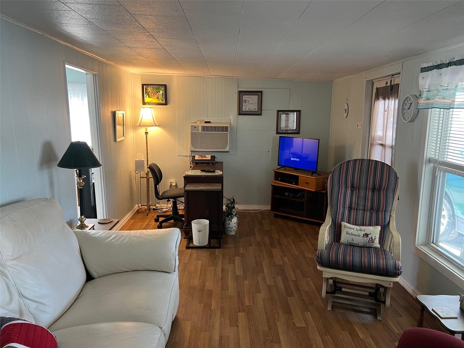 Listing photo id 10 for 12766 Seminole Boulevard 53