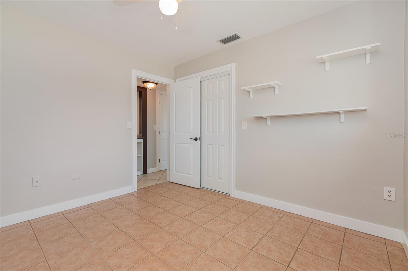 Image 19 of 27 For 4 Oakland Hills Court