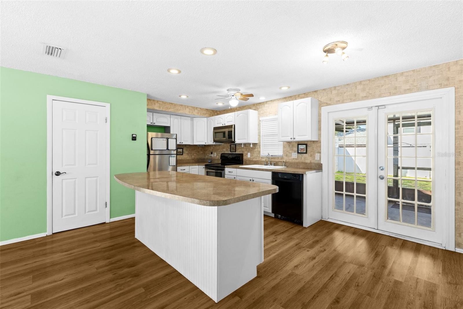 Listing photo id 23 for 11918 Dietz Drive 28