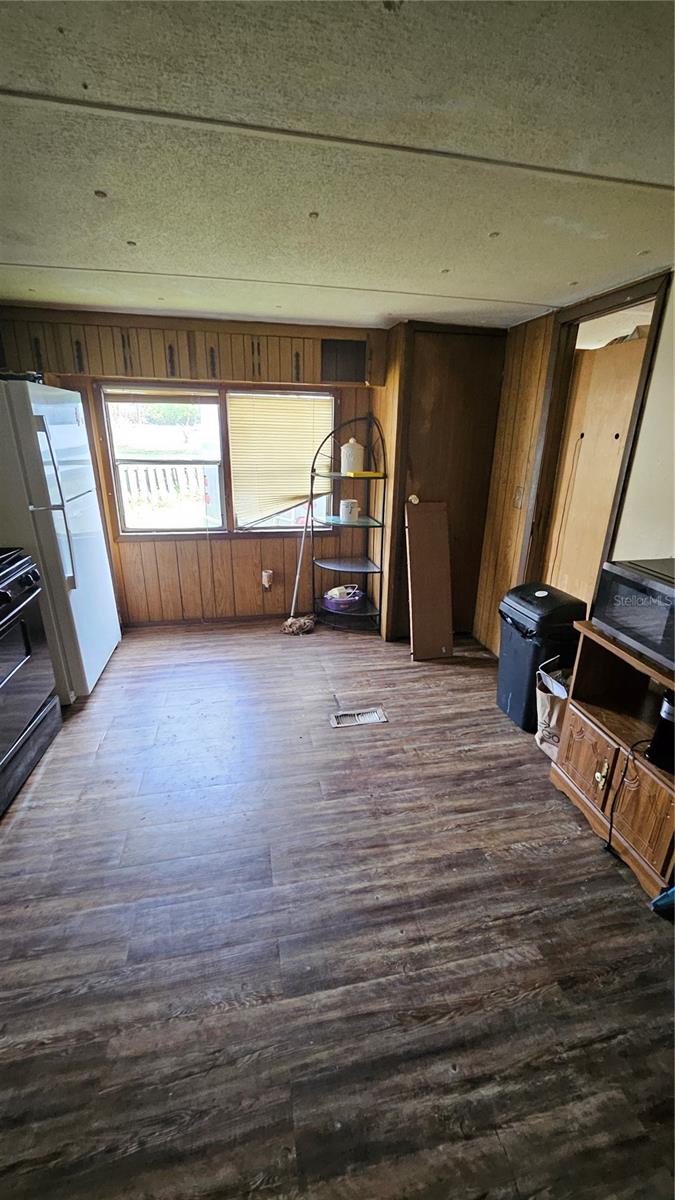 Listing photo id 9 for 7537 Rooks Drive