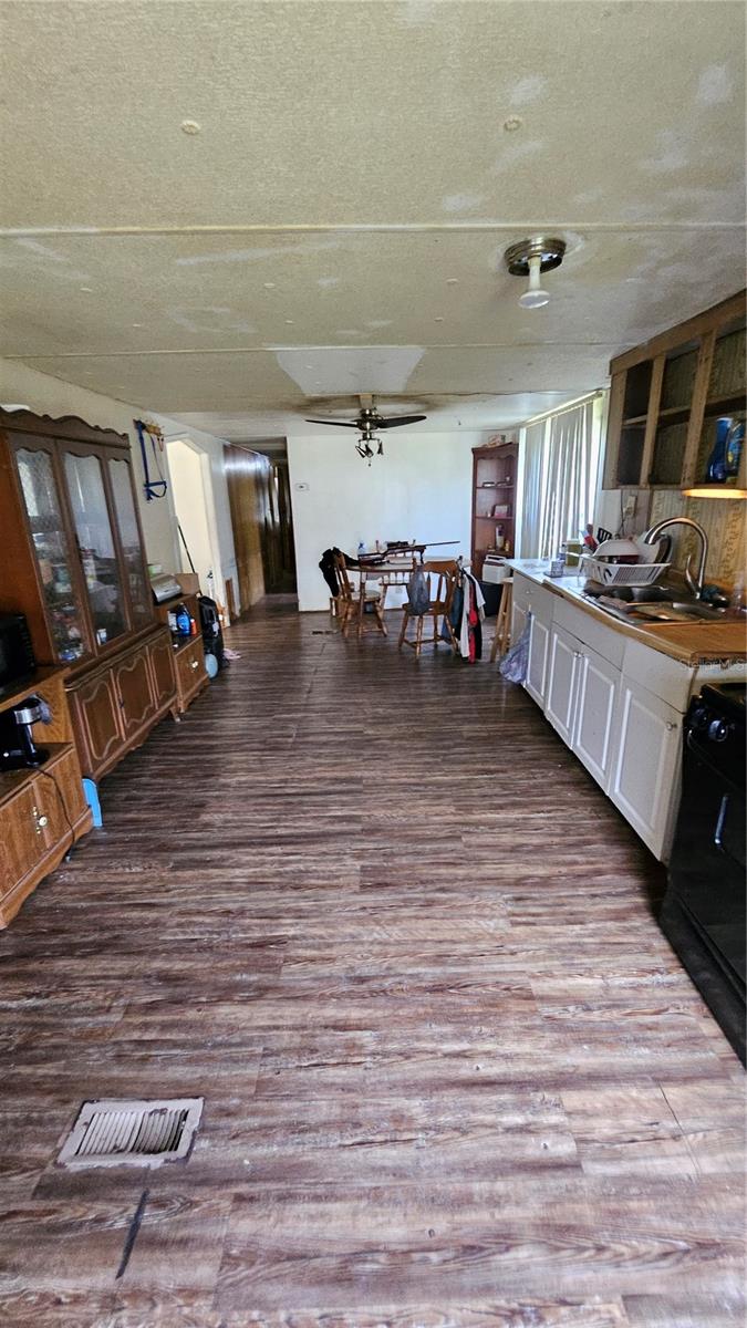 Listing photo id 10 for 7537 Rooks Drive
