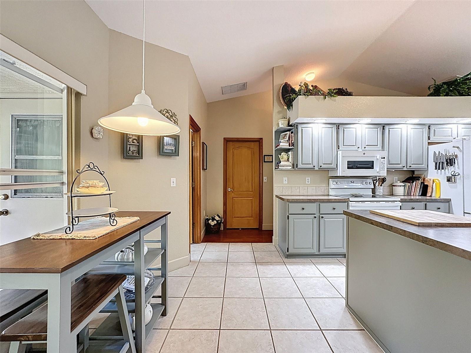 Image 18 of 62 For 8437 Indies Drive