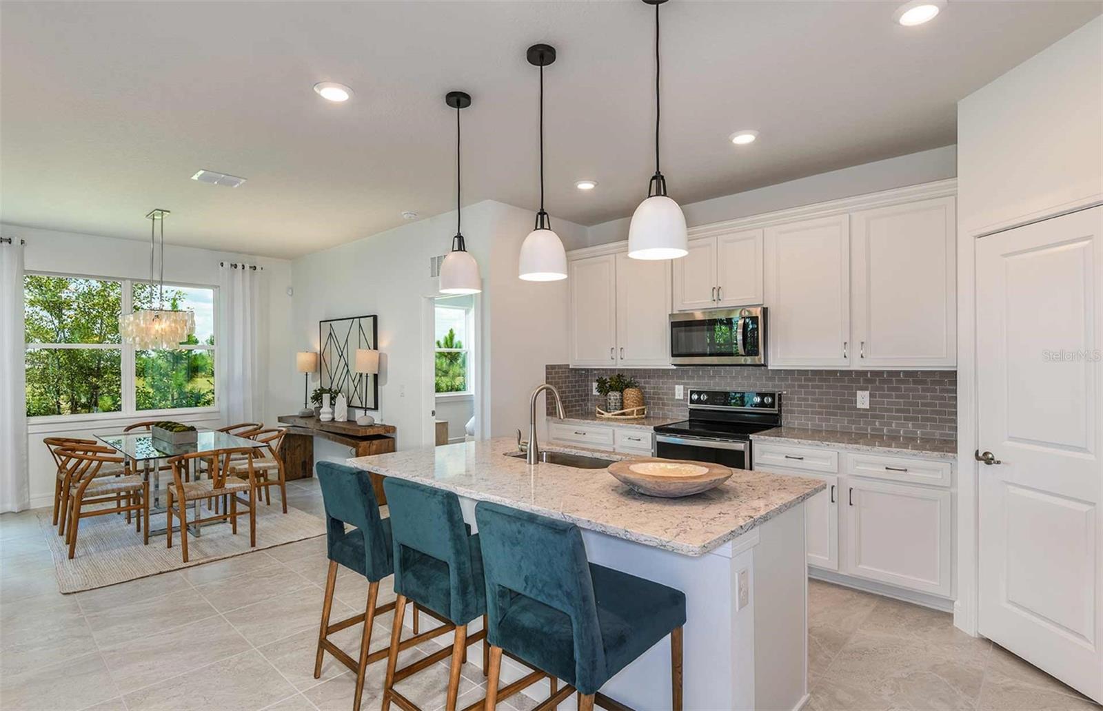 Listing photo id 1 for 9816 Crescent Moon Drive