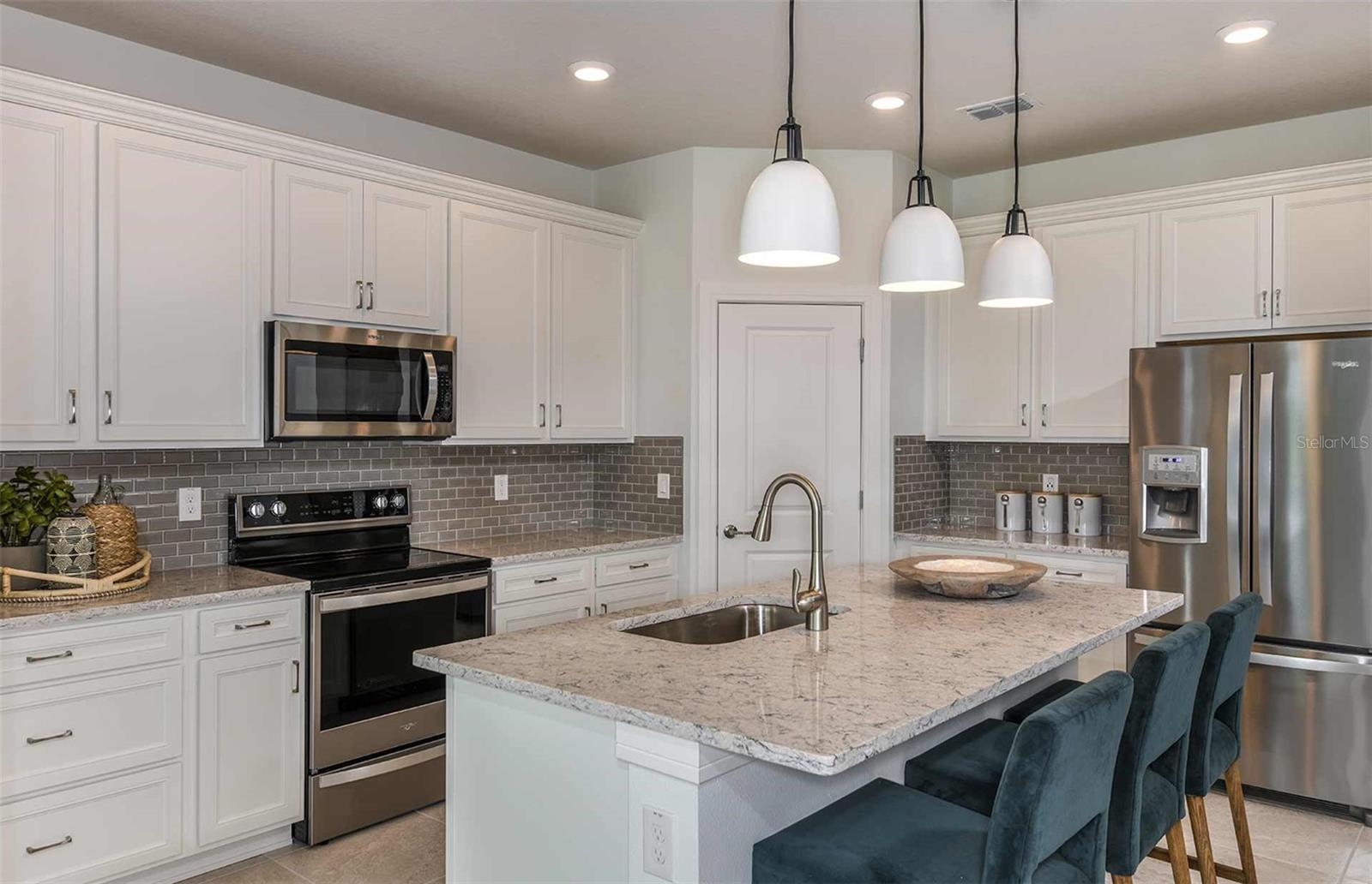 Listing photo id 2 for 9816 Crescent Moon Drive