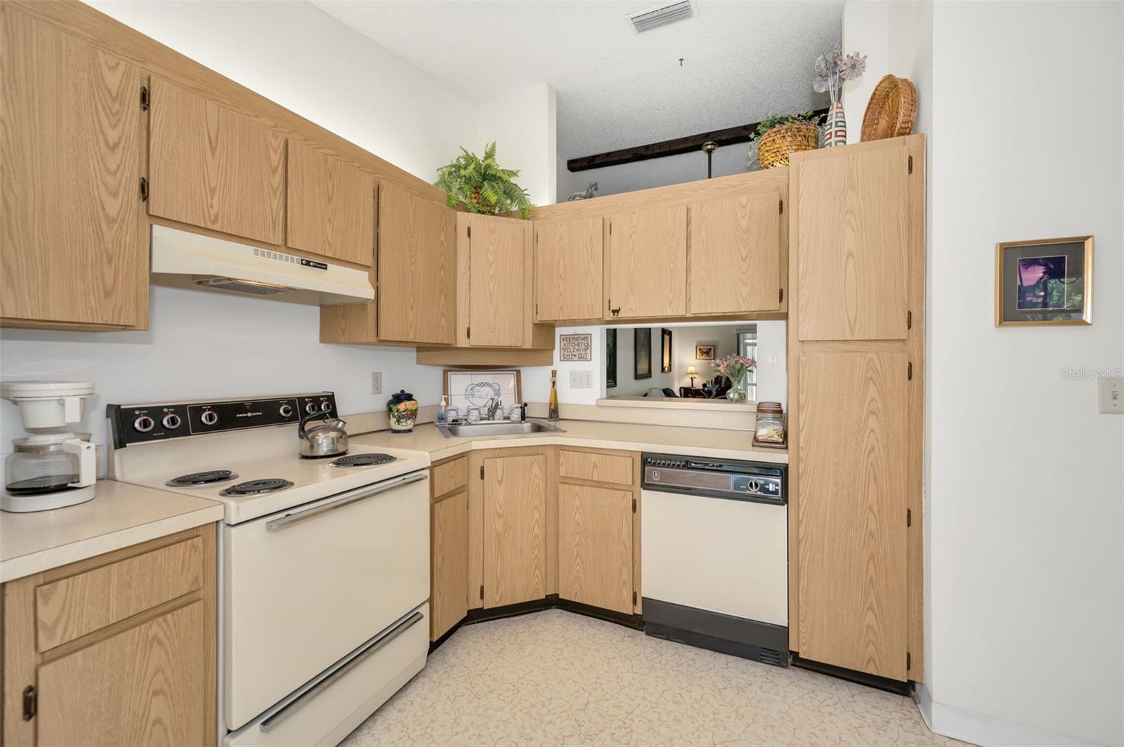 Listing photo id 10 for 1333 Shady Pine Way F