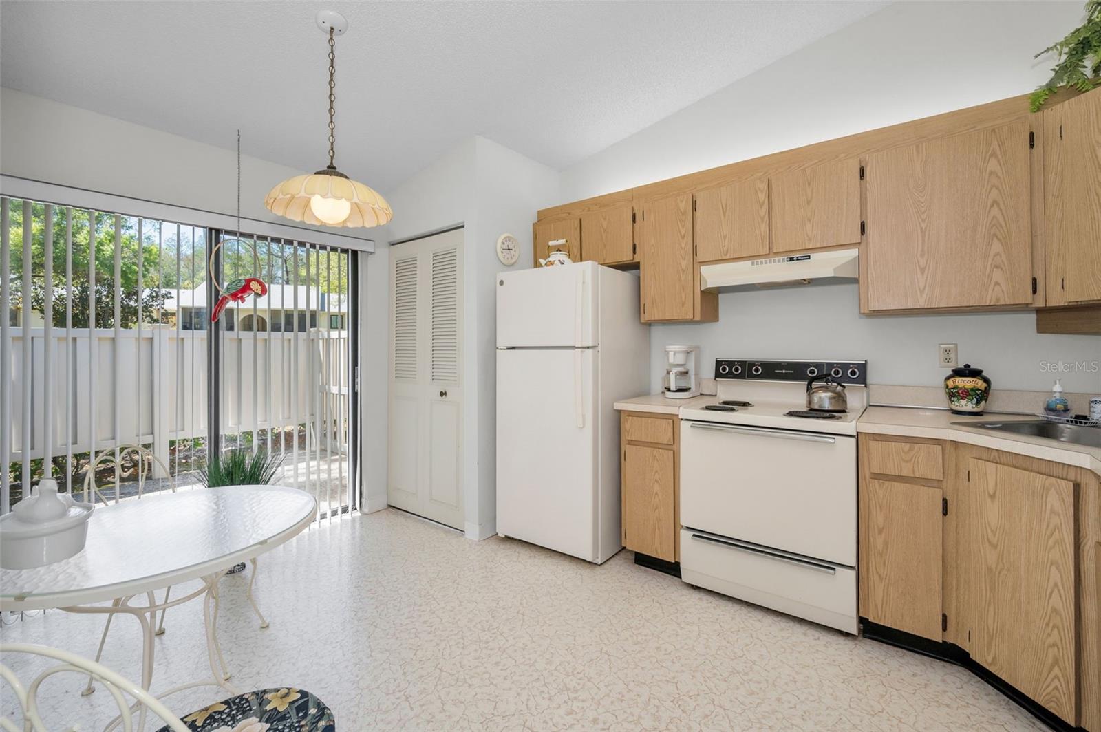 Listing photo id 11 for 1333 Shady Pine Way F