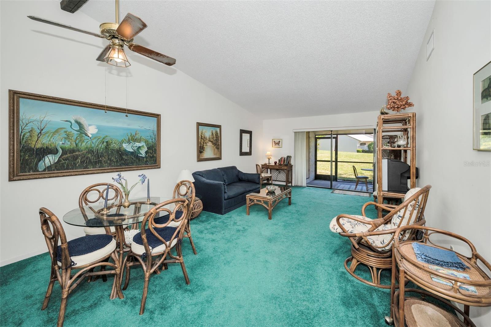 Listing photo id 15 for 1333 Shady Pine Way F