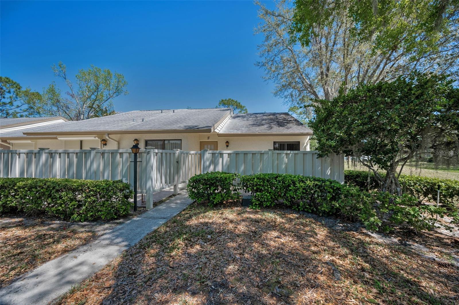 Listing photo id 2 for 1333 Shady Pine Way F