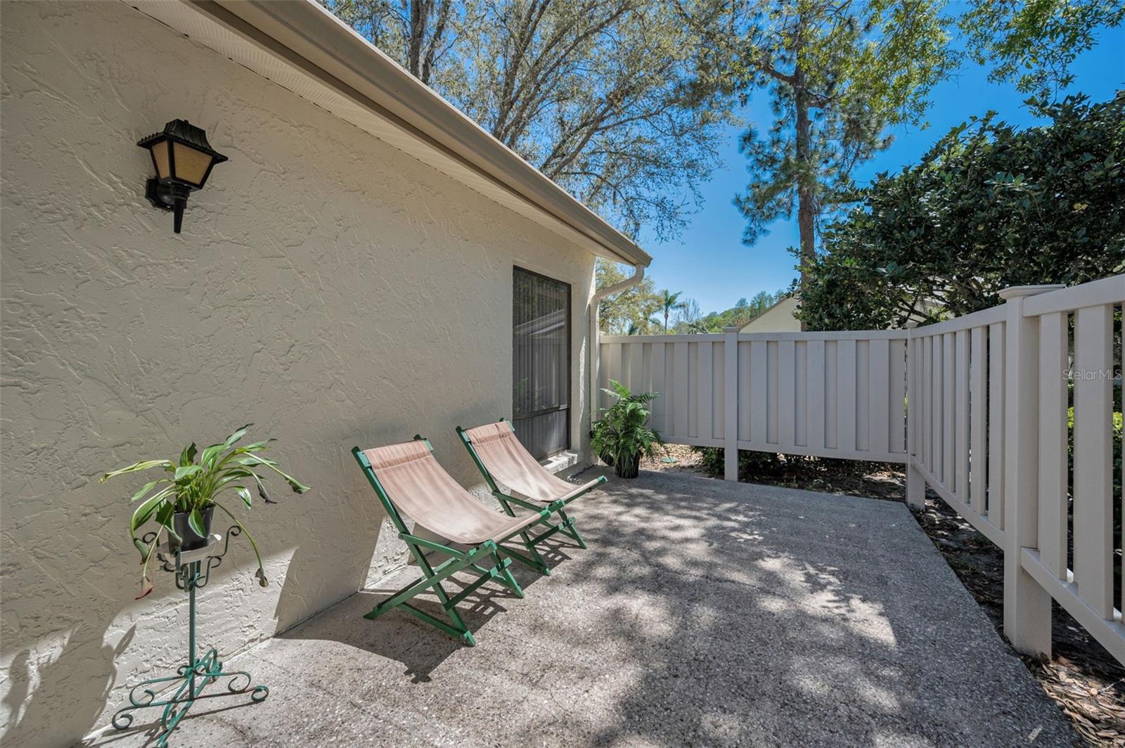 Listing photo id 3 for 1333 Shady Pine Way F