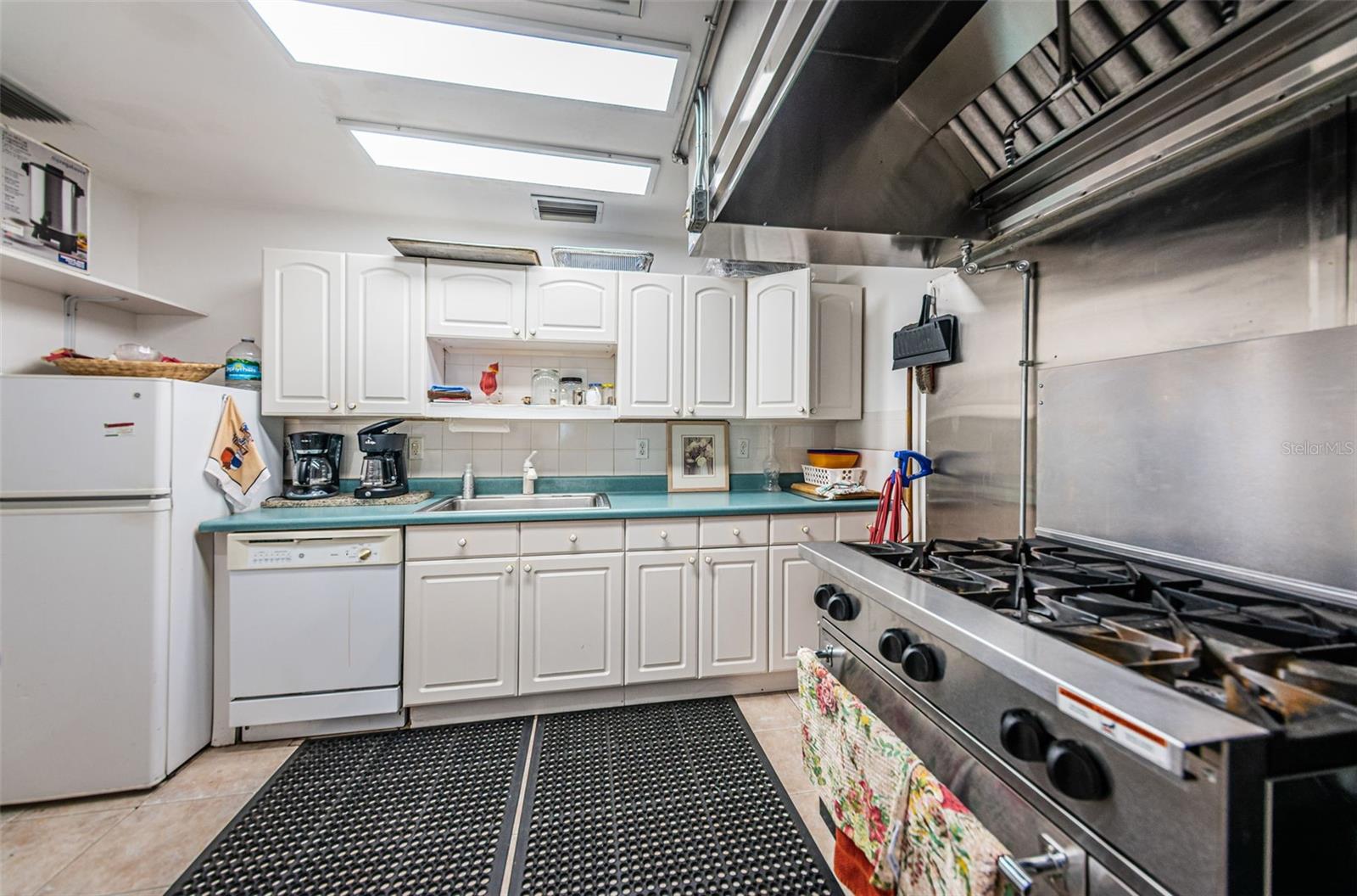 Listing photo id 48 for 1333 Shady Pine Way F
