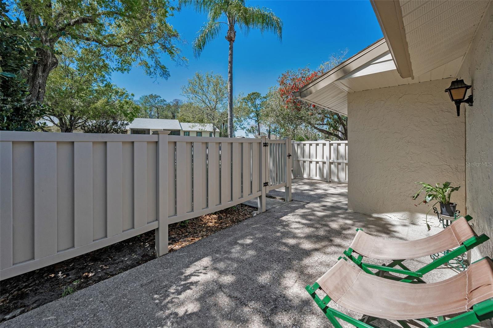 Listing photo id 5 for 1333 Shady Pine Way F