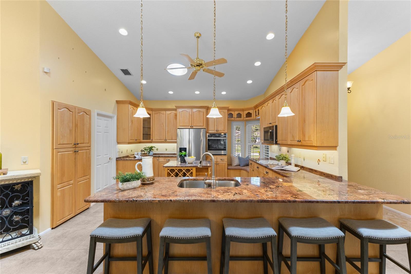 Listing photo id 9 for 4964 Edgewater Lane