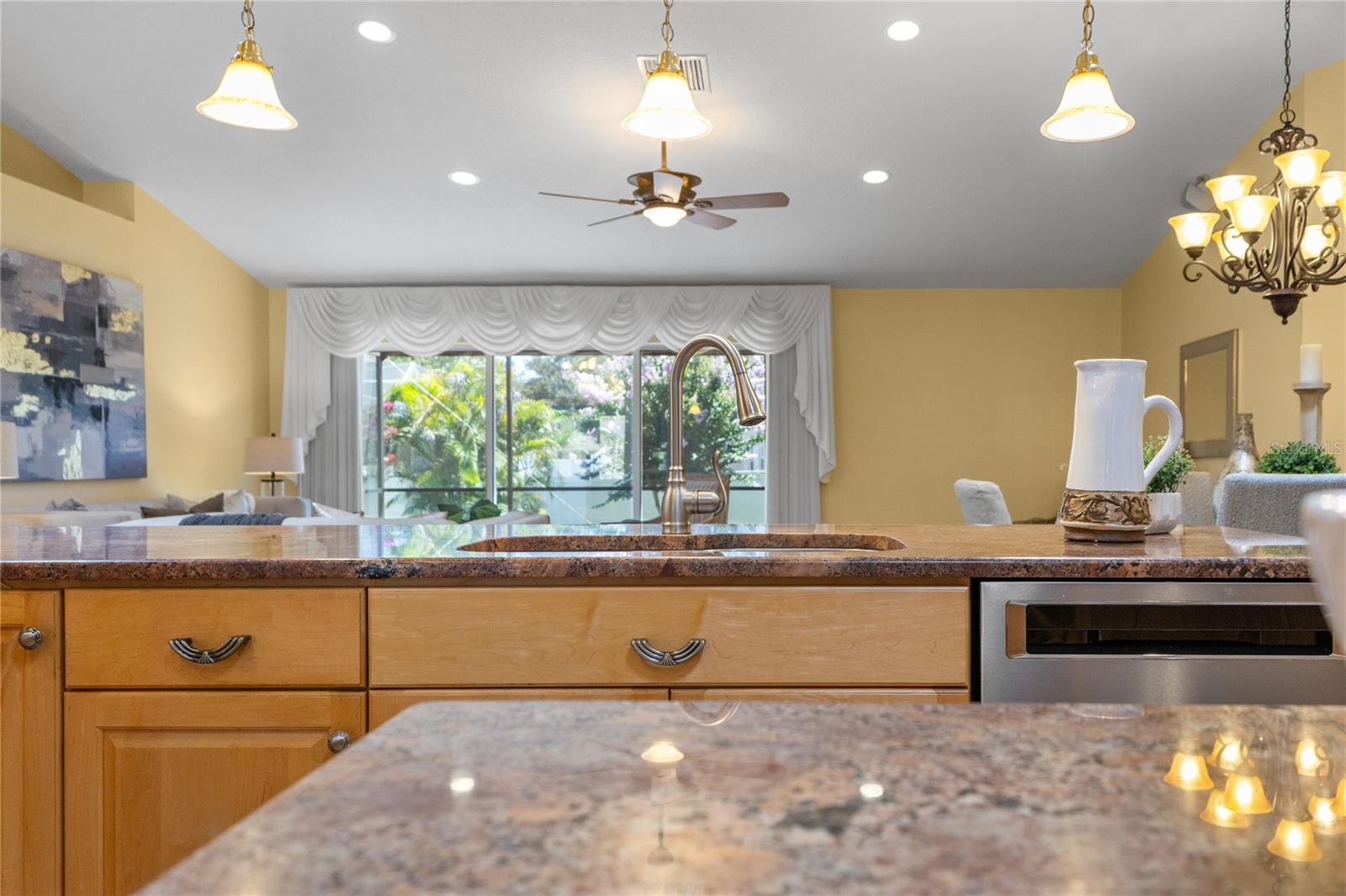 Listing photo id 11 for 4964 Edgewater Lane