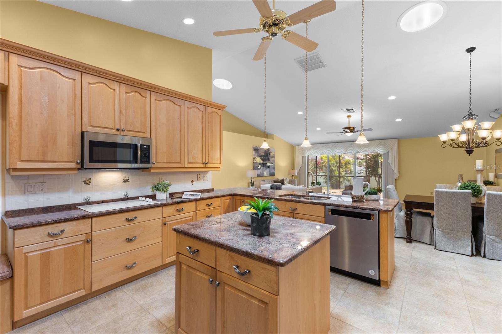 Listing photo id 12 for 4964 Edgewater Lane