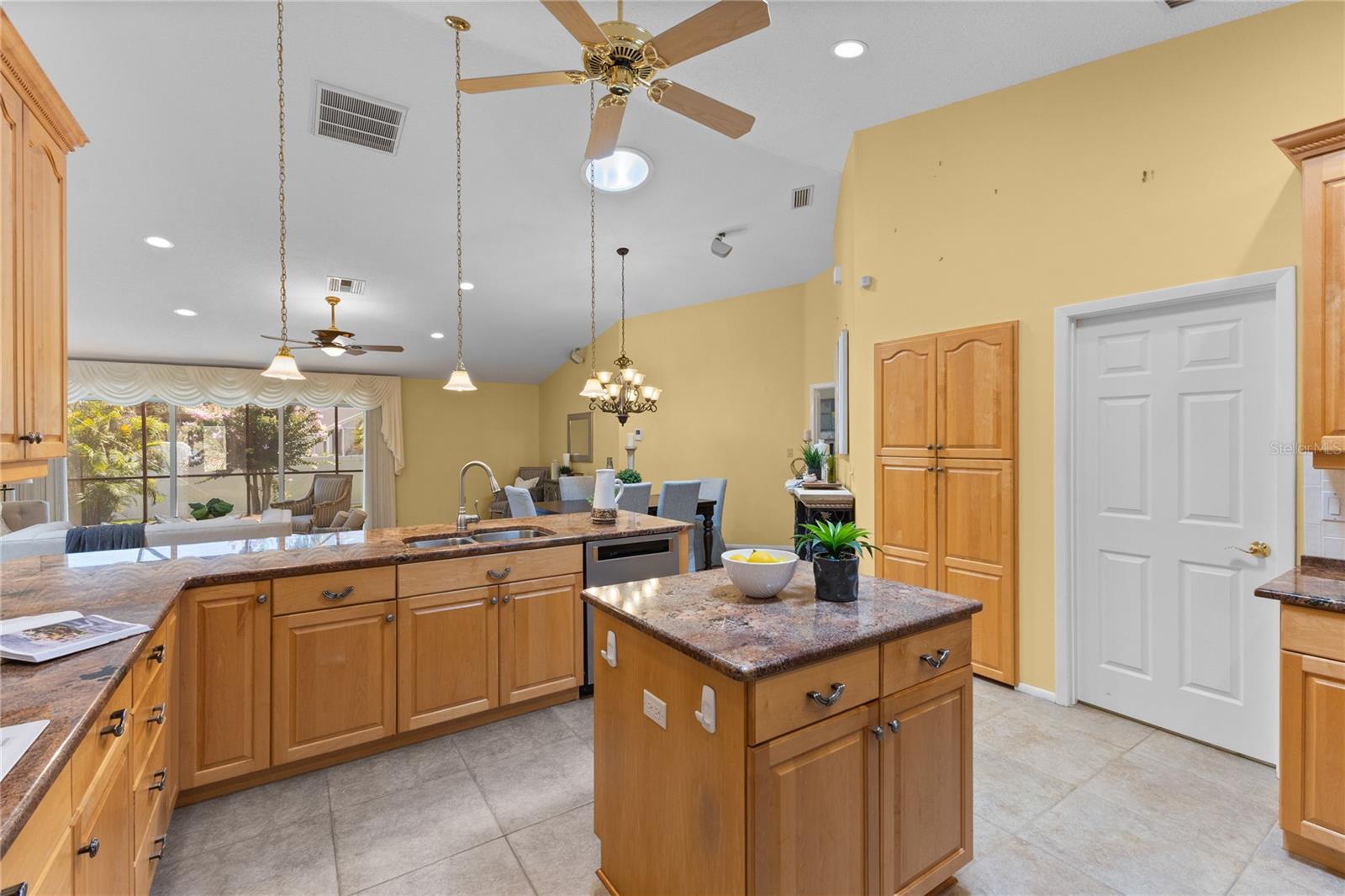 Listing photo id 13 for 4964 Edgewater Lane