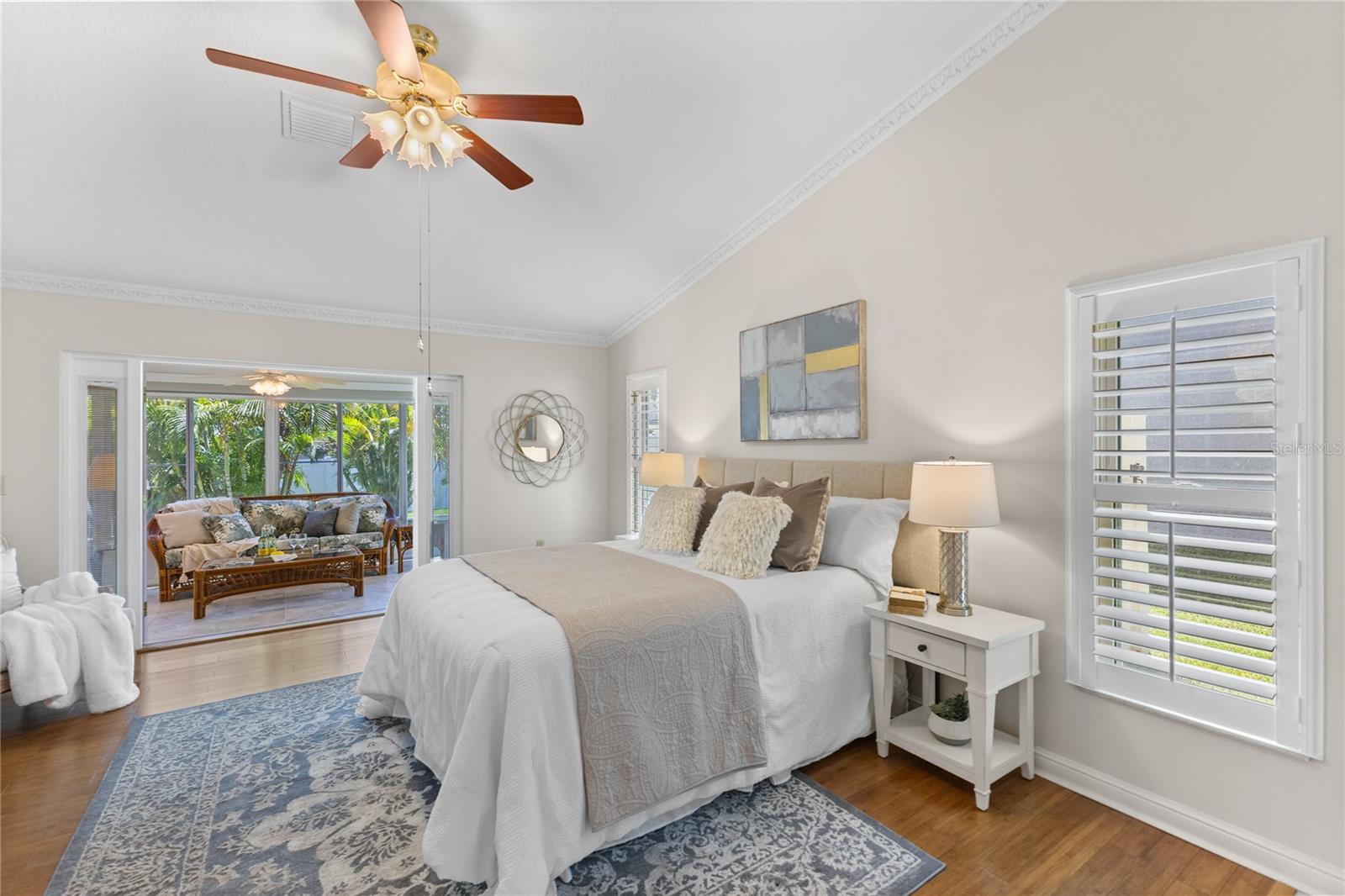 Listing photo id 14 for 4964 Edgewater Lane