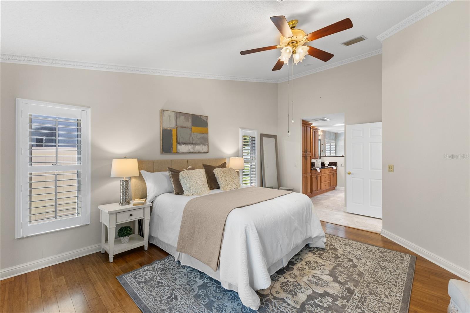 Listing photo id 15 for 4964 Edgewater Lane
