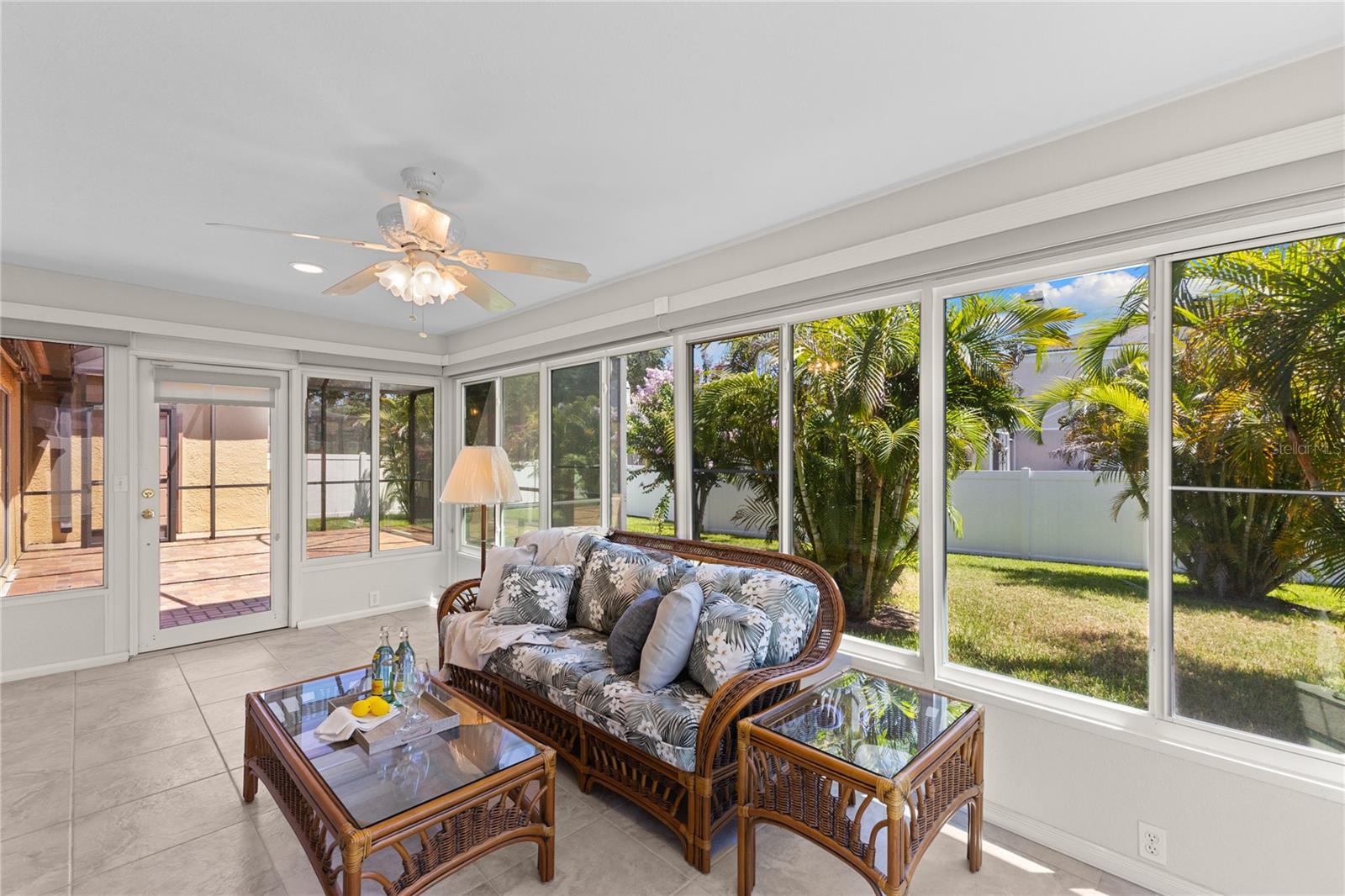 Listing photo id 17 for 4964 Edgewater Lane