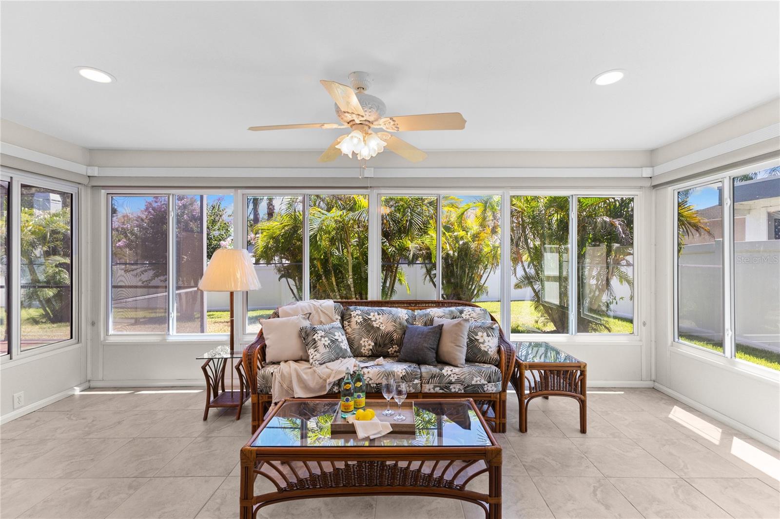 Listing photo id 18 for 4964 Edgewater Lane