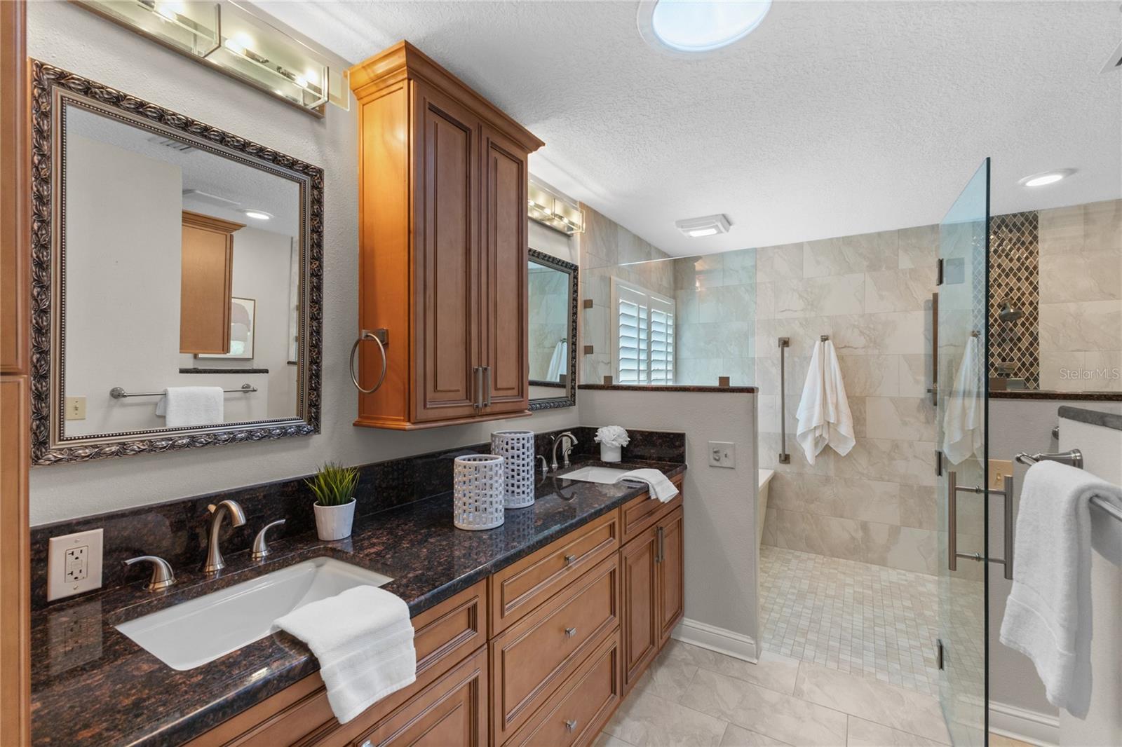 Listing photo id 19 for 4964 Edgewater Lane