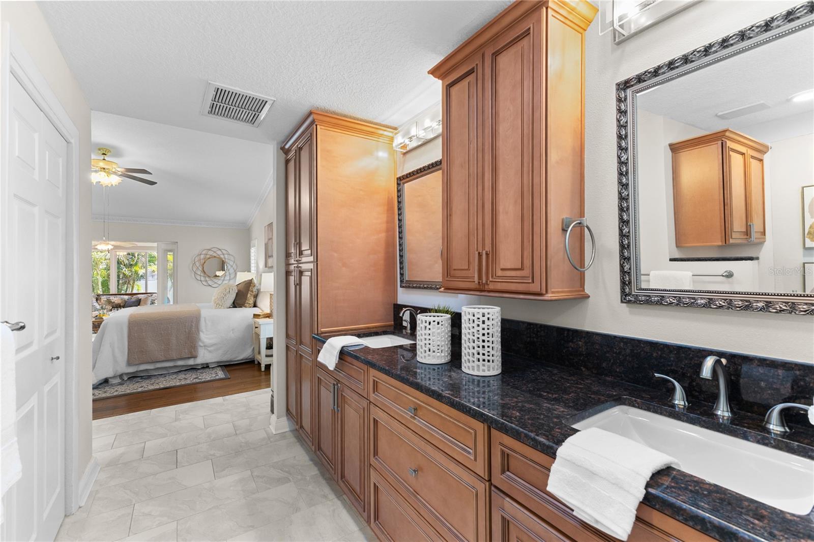 Listing photo id 20 for 4964 Edgewater Lane