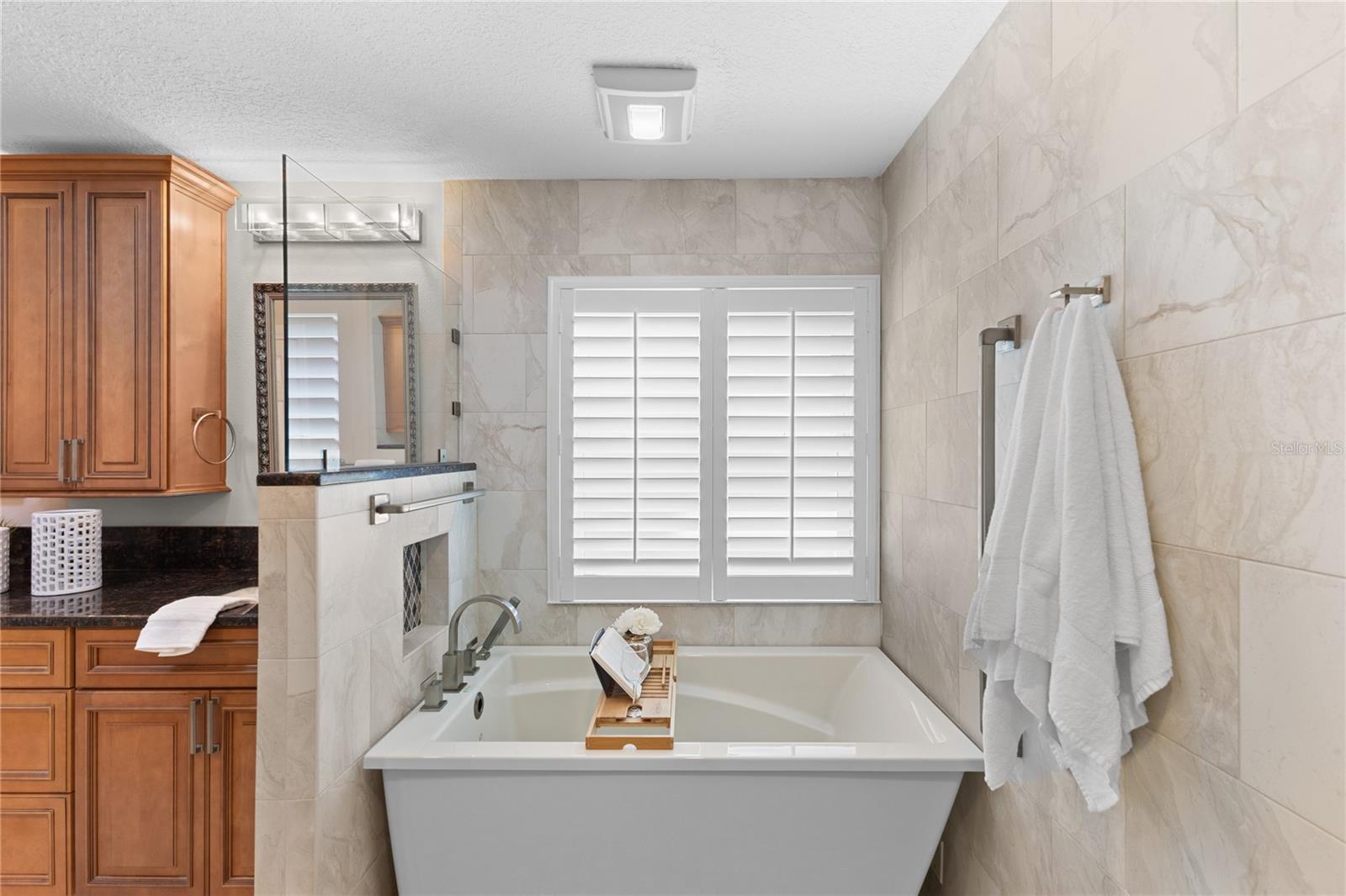 Listing photo id 24 for 4964 Edgewater Lane