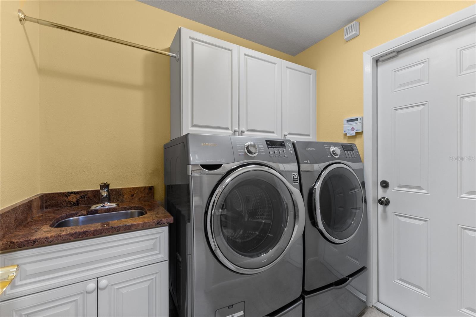 Listing photo id 32 for 4964 Edgewater Lane