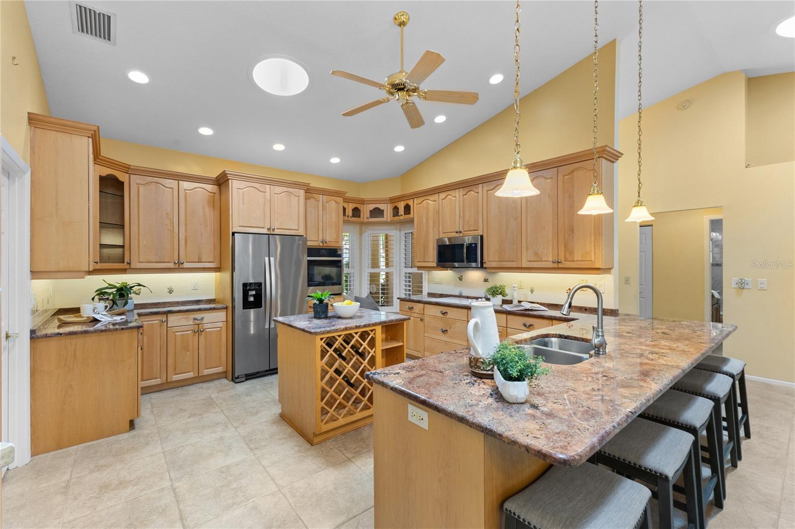 Listing photo id 2 for 4964 Edgewater Lane