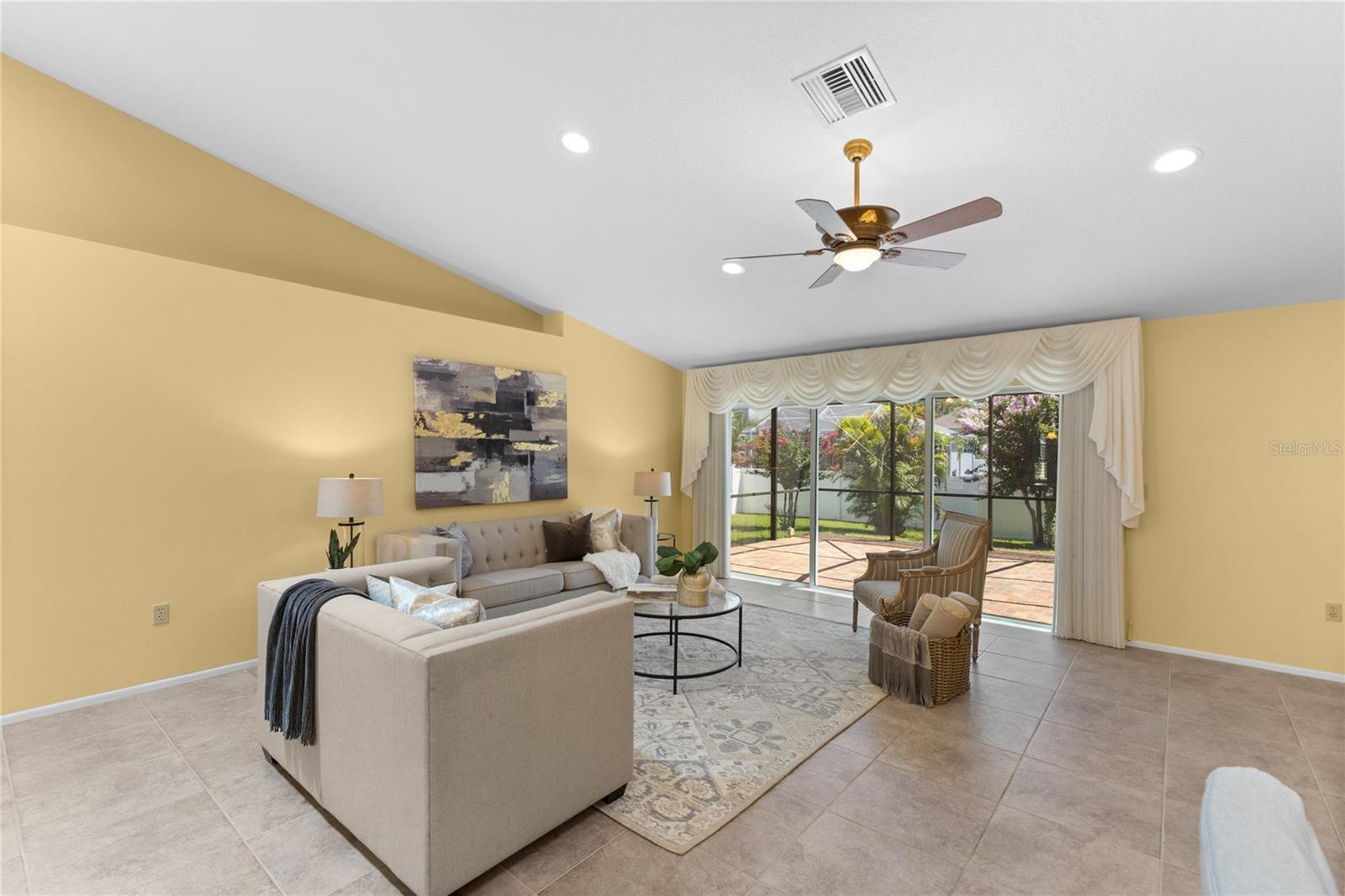 Listing photo id 7 for 4964 Edgewater Lane