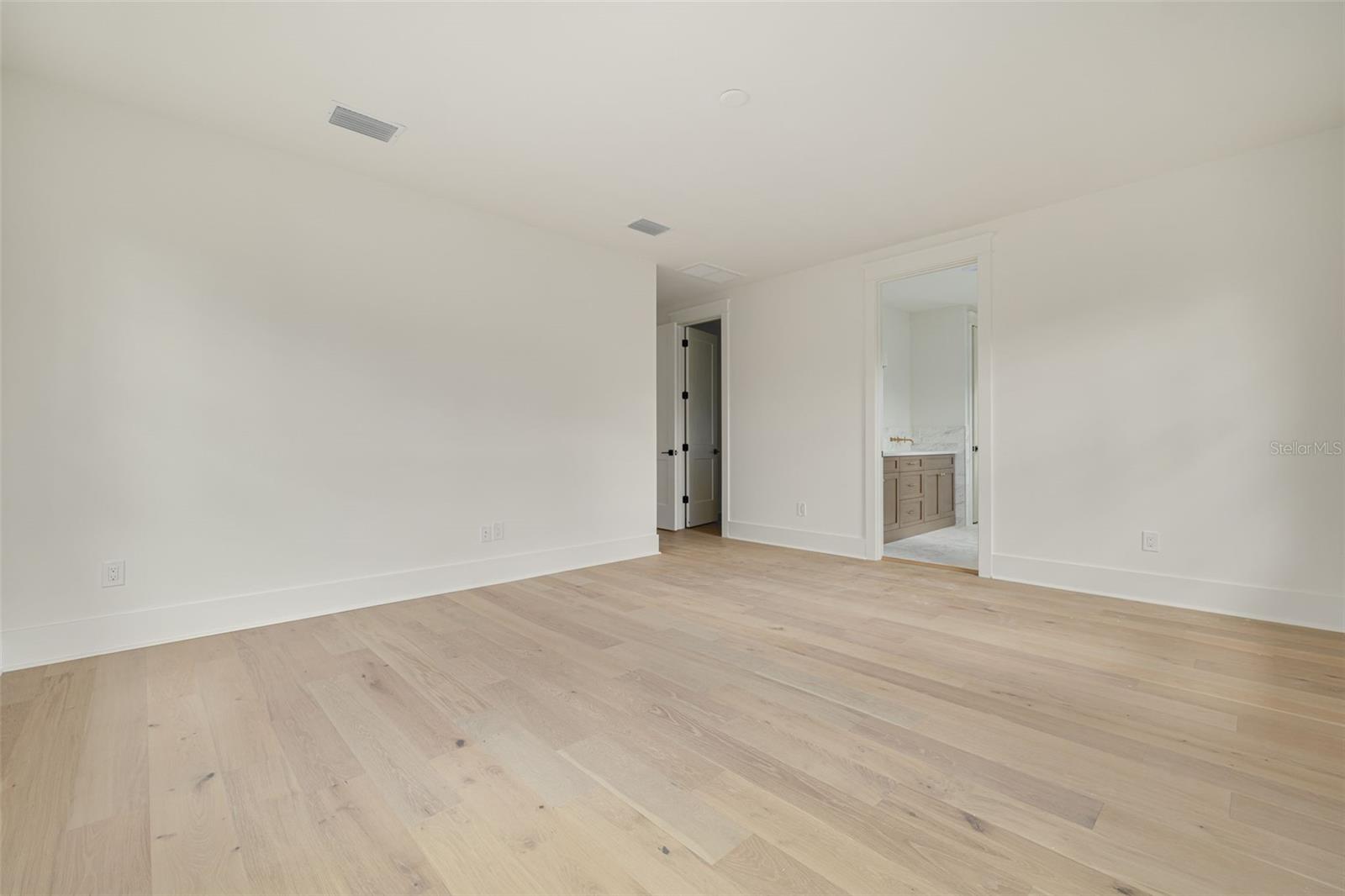 Image 22 of 44 For 235 24th Avenue Se