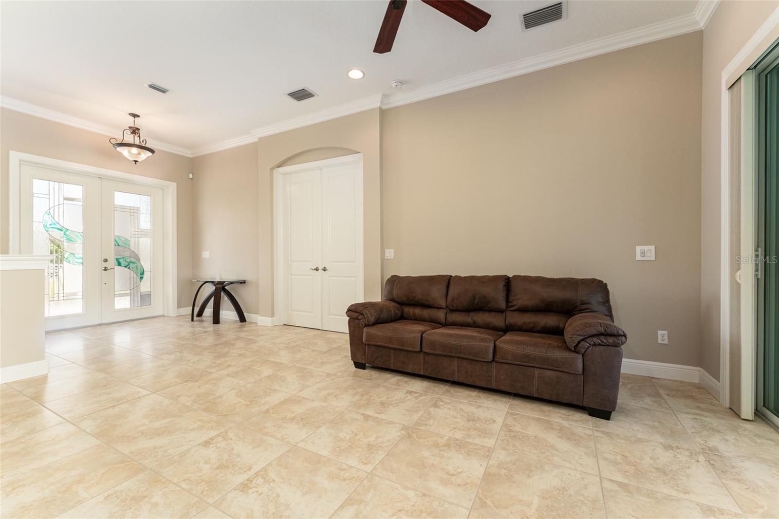 Listing photo id 11 for 819 Birdie Way