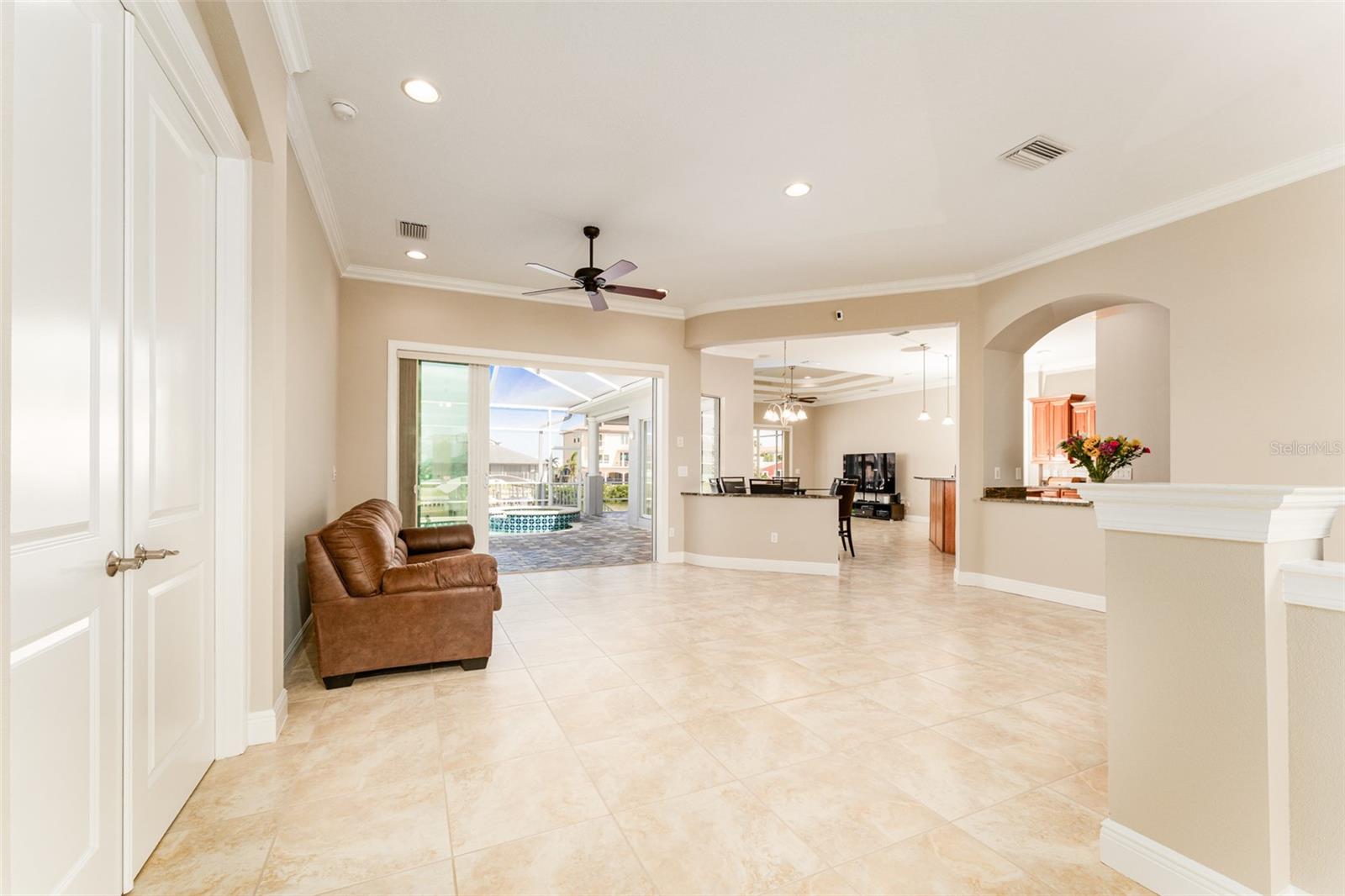 Listing photo id 12 for 819 Birdie Way