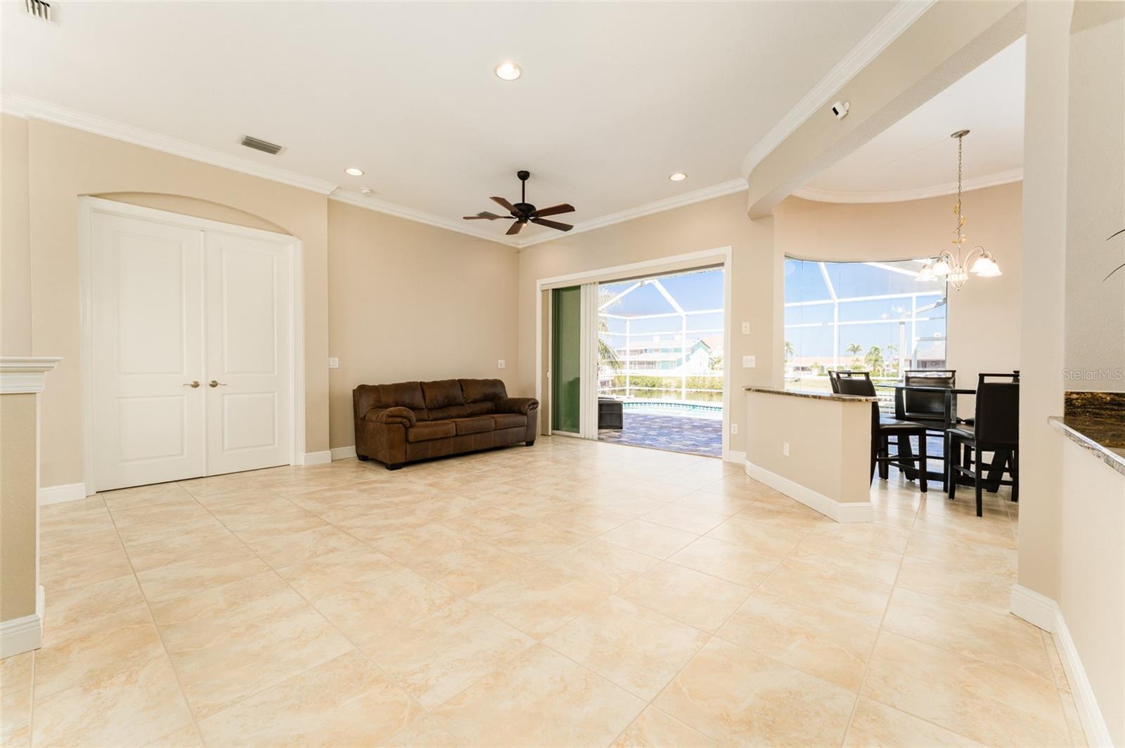Listing photo id 13 for 819 Birdie Way