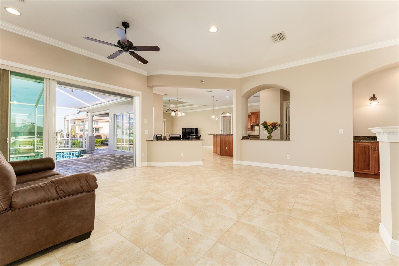 Listing photo id 14 for 819 Birdie Way