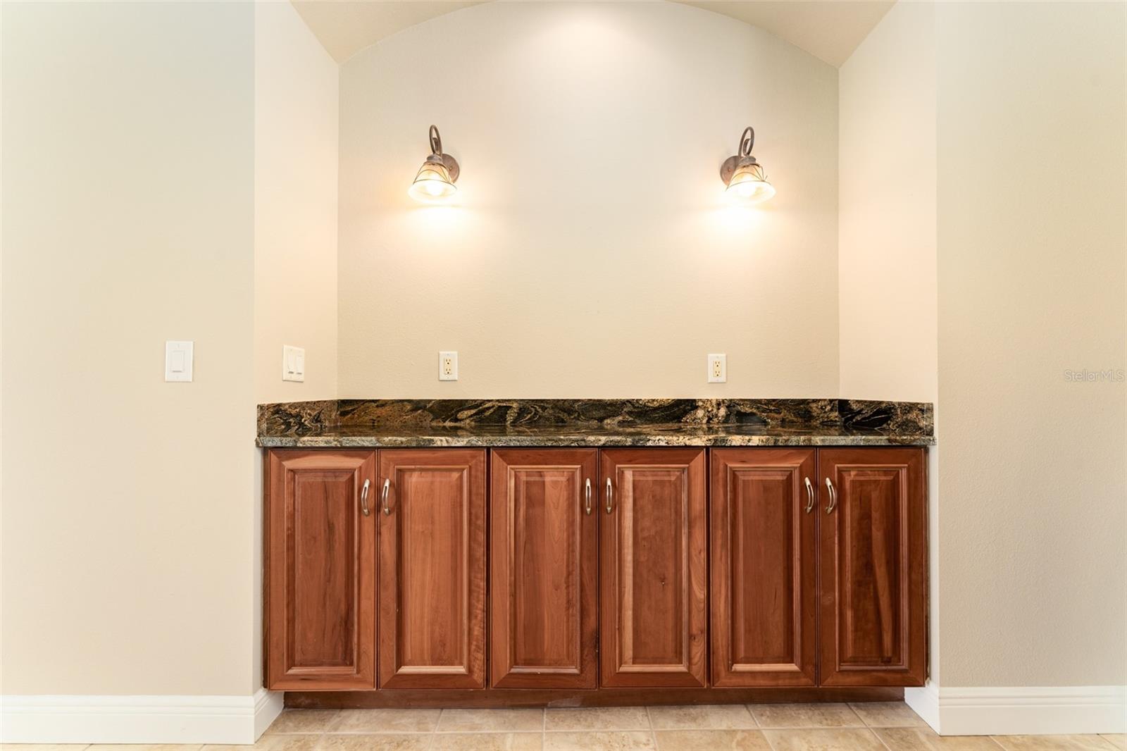 Listing photo id 15 for 819 Birdie Way
