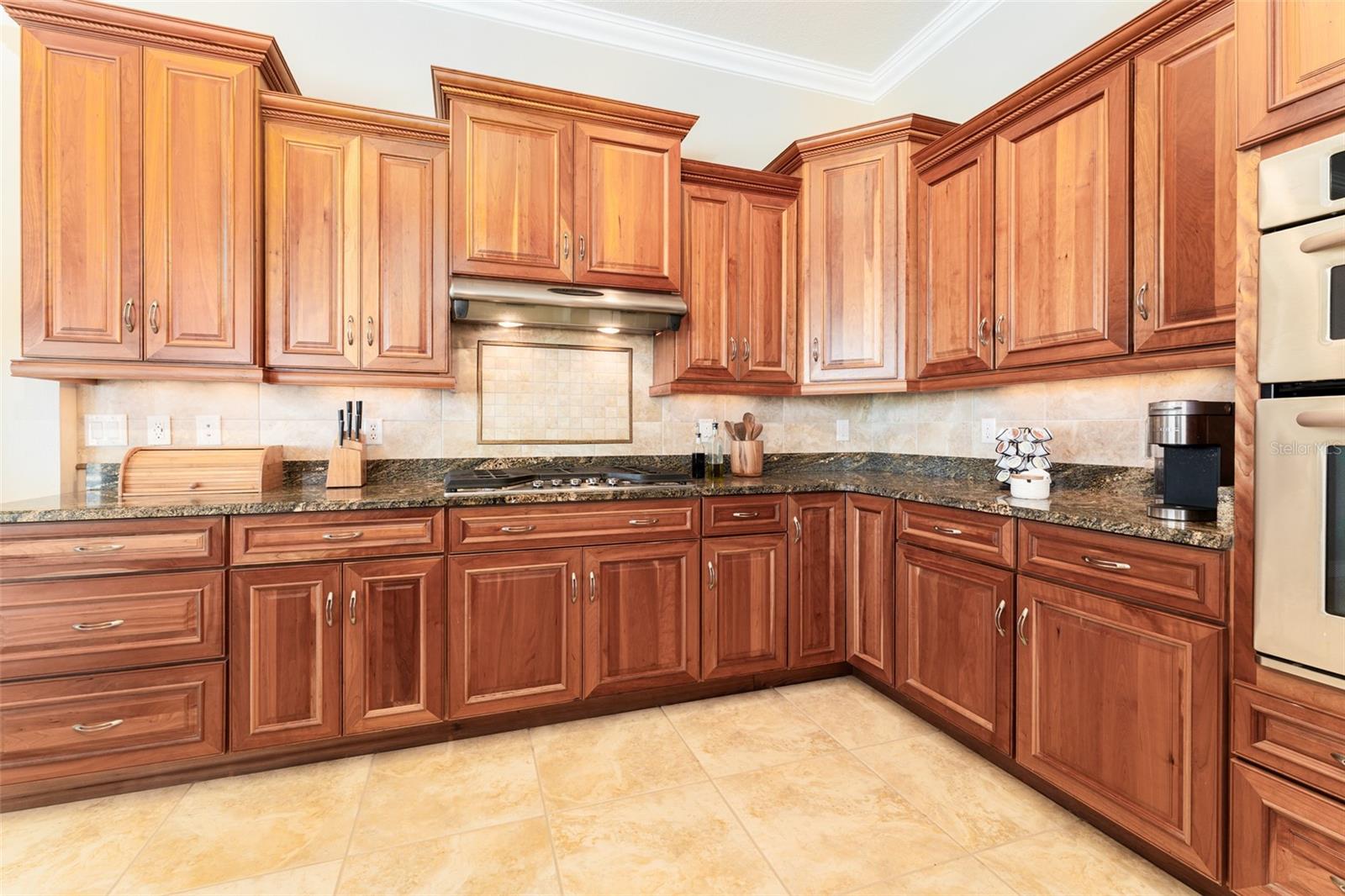 Listing photo id 17 for 819 Birdie Way
